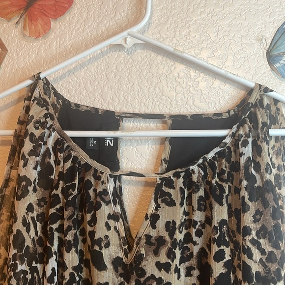Chic Leopard Print Blouse - Picture 4 of 8